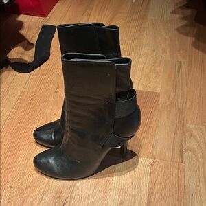 Chic Black Heeled Boots